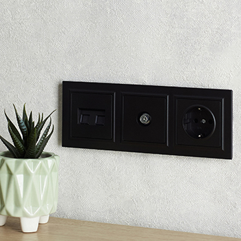 рамка 3-постовая IEK РУ-3-БрЧ Brite - пример установки